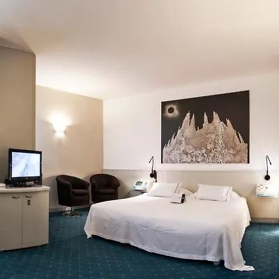 Sure By Western Milano Готель 4*